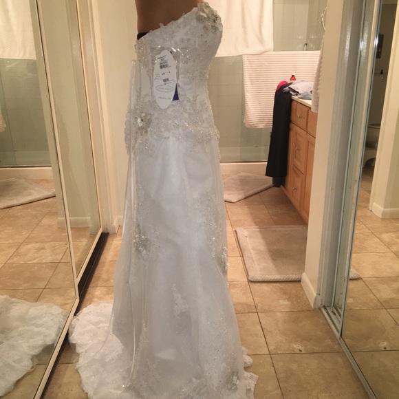 Brand new Alfred Angelo wedding dress - Picture 6 of 8